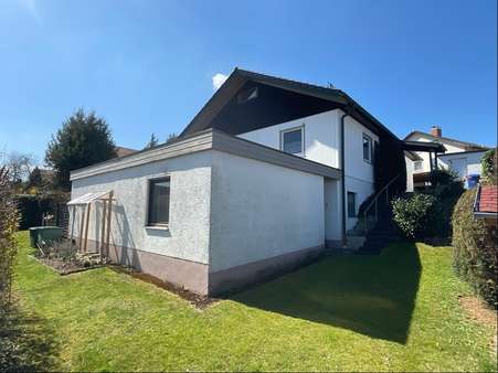 Nordostansicht mit Zugang zur Einliegerwohnung - Einfamilienhaus in 87452 Altusried mit 170m² kaufen