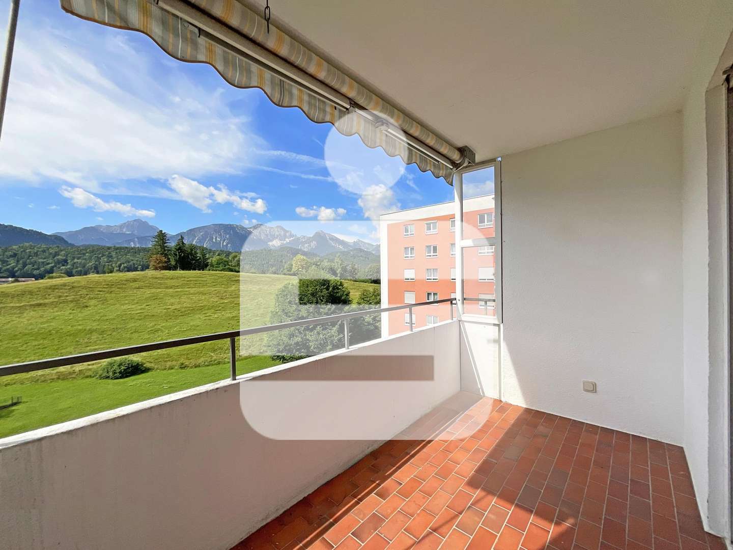Süd-Loggia mit Blick nach Südwesten Süd-Loggia mit Blick nach Südwesten - Etagenwohnung in 87629 Füssen mit 84m² mieten