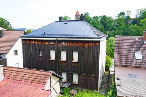 Rückseite des Gebäudes mit Holzschild - Einfamilienhaus in 87600 Kaufbeuren mit 359m² kaufen