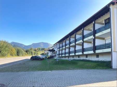 Hausansicht mit Stellplatz Hausansicht mit Stellplatz - Erdgeschosswohnung in 87534 Oberstaufen mit 70m² kaufen