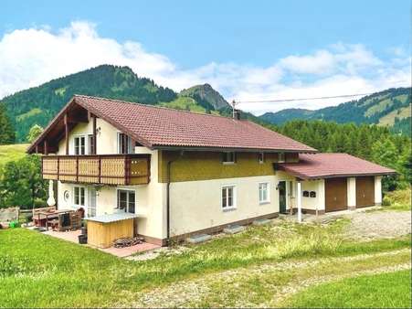 Hausansicht Hausansicht - Dachgeschosswohnung in 87541 Bad Hindelang mit 87m² mieten