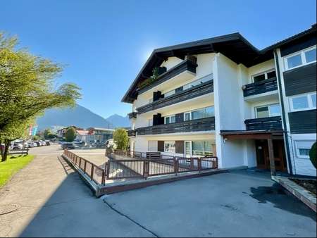 Hausansicht - Eingang Hausansicht - Eingang - Erdgeschosswohnung in 87561 Oberstdorf mit 76m² kaufen