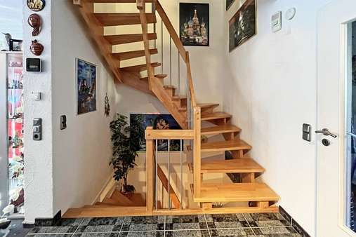 Flur mit der offenen Holztreppe - Reihenmittelhaus in 87600 Kaufbeuren mit 110m² kaufen