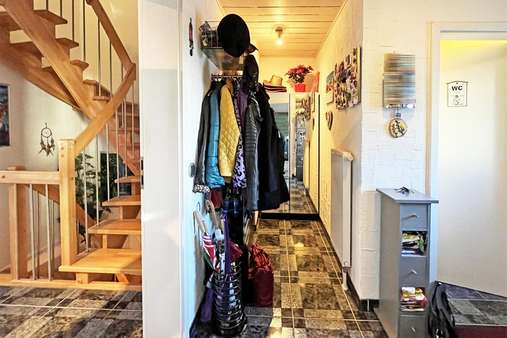 Große Garderobe im Eingangbereich - Reihenmittelhaus in 87600 Kaufbeuren mit 110m² kaufen