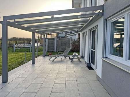 Überdachte Terrasse mit Beleuchtung und Beschattung - Einfamilienhaus in 87640 Biessenhofen mit 166m² kaufen