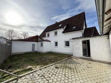 Innenhof - Ostseite des Hauses - Zweifamilienhaus in 86842 Türkheim mit 237m² kaufen