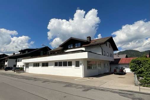 Hausansicht-Ost (Eingang) - Dachgeschosswohnung in 87561 Oberstdorf mit 126m² kaufen