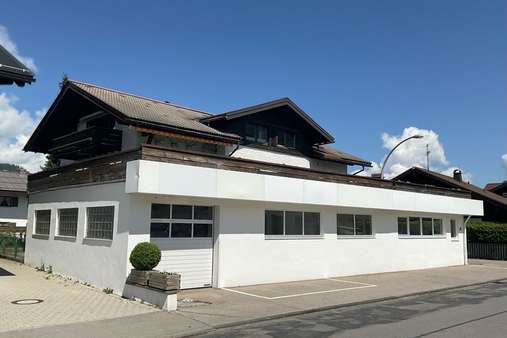 Hausansicht-Süd - Dachgeschosswohnung in 87561 Oberstdorf mit 126m² kaufen