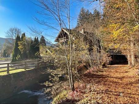 Spazierweg neben dem Haus - Mehrfamilienhaus in 87561 Oberstdorf mit 280m² kaufen