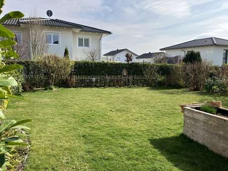 Blick in den Garten - Doppelhaushälfte in 94081 Fürstenzell mit 135m² kaufen