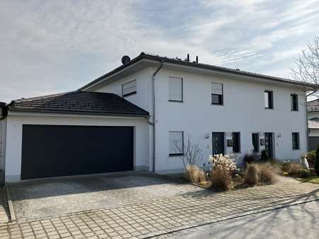 Hausansicht, Garage - Doppelhaushälfte in 94081 Fürstenzell mit 135m² kaufen