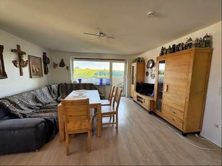 Wohnzimmer - Etagenwohnung in 94034 Passau mit 71m² kaufen