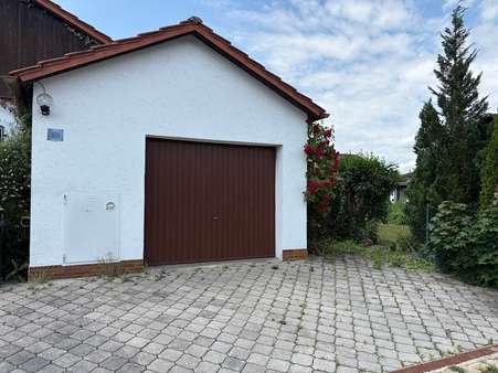 Garage und Stellplatz davor - Einfamilienhaus in 94060 Pocking mit 168m² kaufen