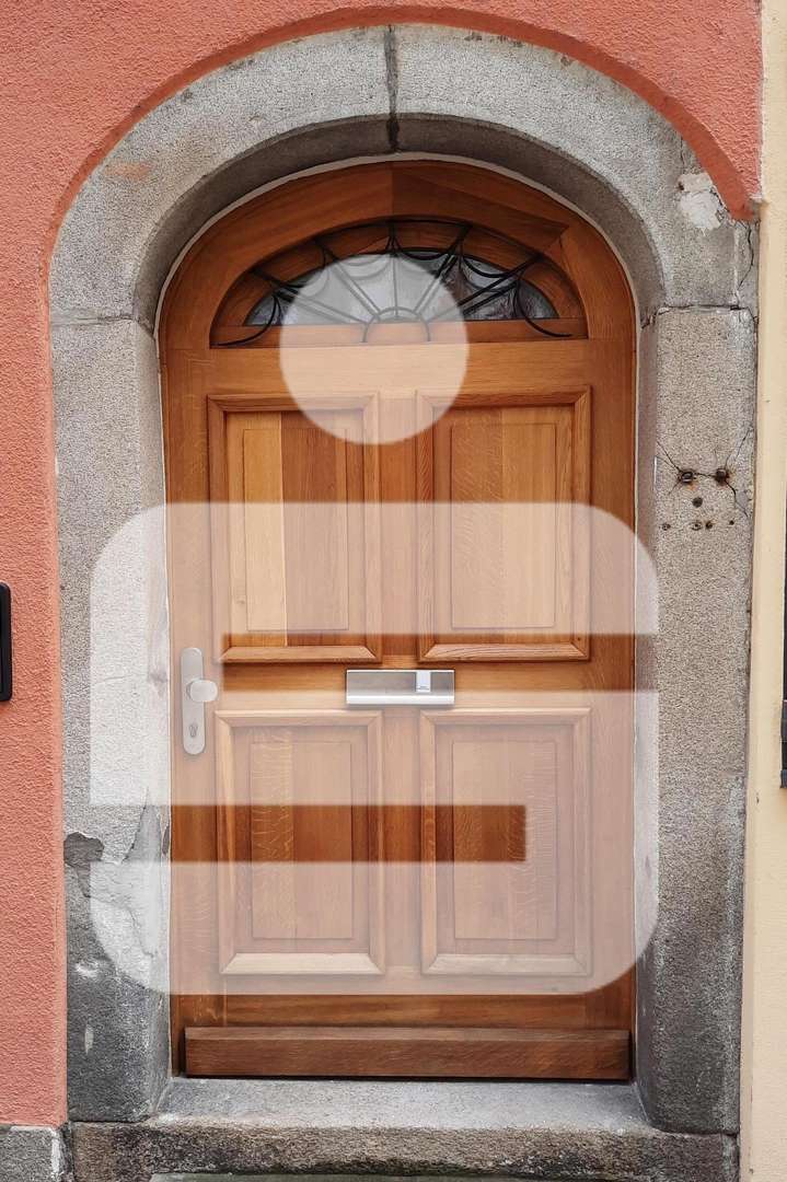 Haustür Haustür - Etagenwohnung in 94032 Passau mit 117m² mieten