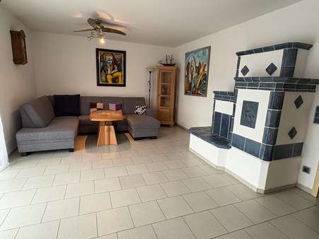 geräumiges Wohnzimmer mit Kachelofen geräumiges Wohnzimmer mit Kachelofen - Einfamilienhaus in 94094 Malching mit 182m² kaufen