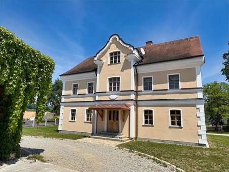 Außenansicht - Etagenwohnung in 94086 Bad Griesbach mit 112m² mieten