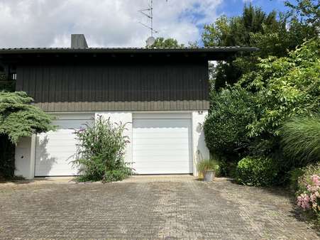 2 Garagen, große Zufahrt 2 Garagen, große Zufahrt - Einfamilienhaus in 94086 Bad Griesbach mit 172m² mieten