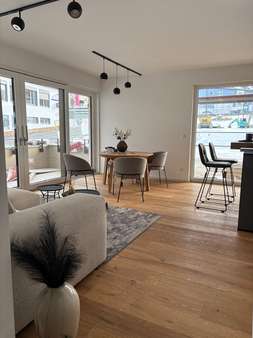 Blick von der Diele in den Wohnbereich - Erdgeschosswohnung in 94032 Passau mit 85m² mieten