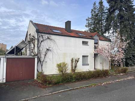 Ansicht mit Garage - Zweifamilienhaus in 94036 Passau mit 292m² kaufen