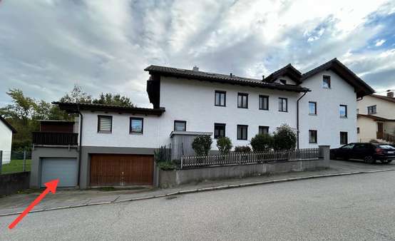 Frontansicht mit Garage - Etagenwohnung in 94036 Passau mit 81m² kaufen