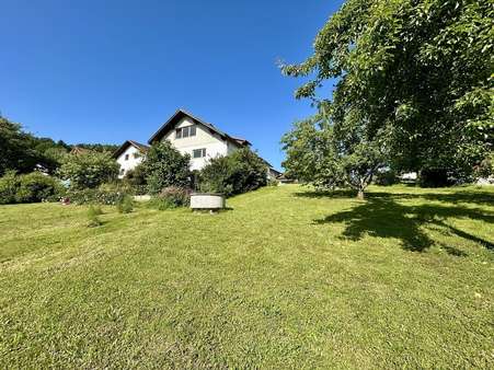 Nord-Ost-Ansicht mit Gartengrundstück - Einfamilienhaus in 94078 Freyung mit 216m² kaufen