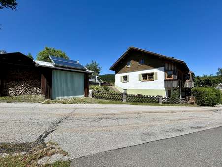 West-Ansicht mit Gartenschuppen - Einfamilienhaus in 94146 Hinterschmiding mit 187m² kaufen