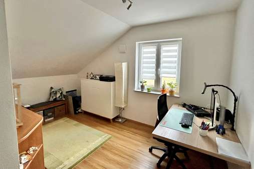 Büro oder Kinderzimmer - Dachgeschosswohnung in 94527 Aholming mit 81m² kaufen