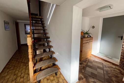 Flur im Erdgeschoss - Einfamilienhaus in 94469 Deggendorf mit 200m² kaufen