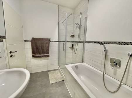 Bad mit Dusche & Wanne Bad mit Dusche & Wanne - Etagenwohnung in 94469 Deggendorf mit 72m² kaufen