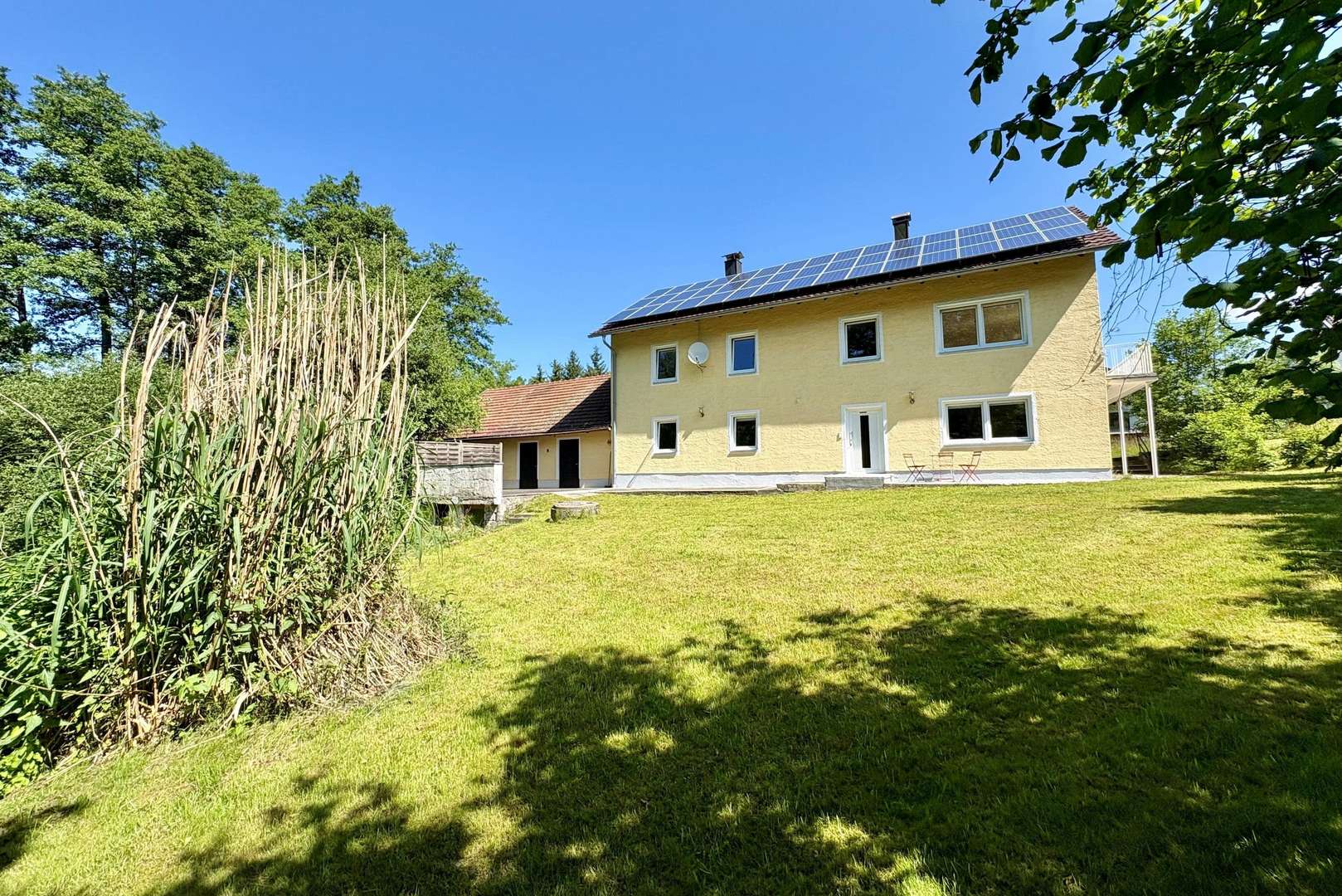 Garten und Eingang Garten und Eingang - Zweifamilienhaus in 94508 Schöllnach mit 210m² kaufen