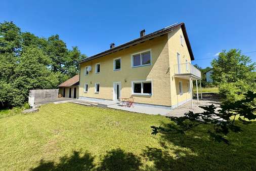 ruhig gelegenes Zweifamilienhaus ruhig gelegenes Zweifamilienhaus - Zweifamilienhaus in 94508 Schöllnach mit 210m² kaufen