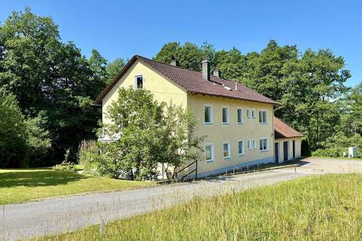 Zufahrt Zufahrt - Zweifamilienhaus in 94508 Schöllnach mit 210m² kaufen
