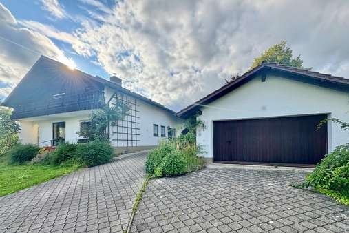 Zufahrt mit separater Doppelgarage - Einfamilienhaus in 94577 Winzer mit 225m² kaufen