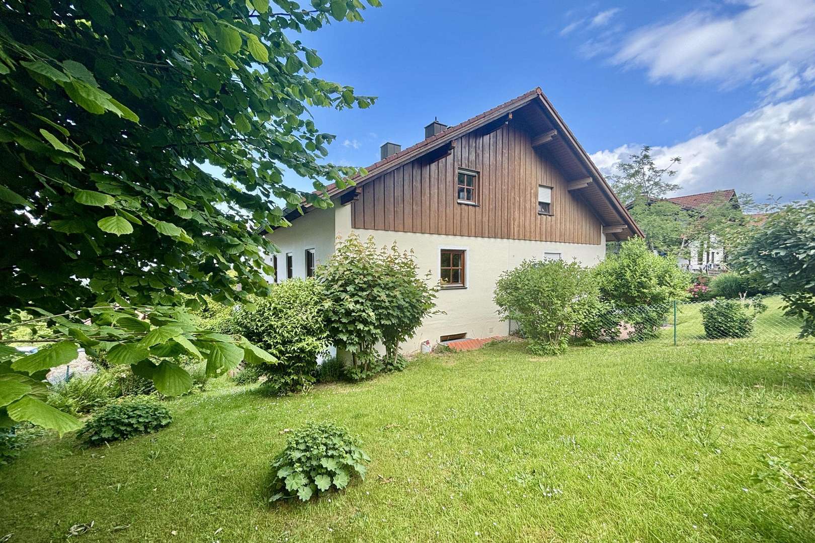 schön angelegter Garten - Doppelhaushälfte in 94469 Deggendorf mit 129m² kaufen