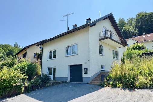 Hoffläche mit Zufahrt zur Garage Hoffläche mit Zufahrt zur Garage - Einfamilienhaus in 94469 Deggendorf mit 126m² kaufen