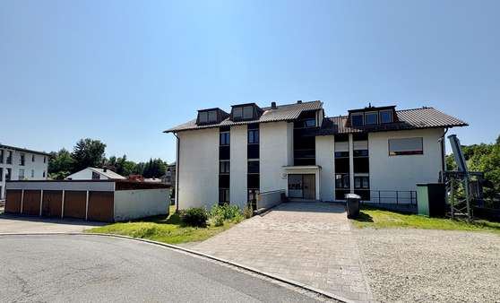 Außenansicht - Hauszugang und Garagen Außenansicht - Hauszugang und Garagen - Mehrfamilienhaus in 94469 Deggendorf mit 729m² kaufen