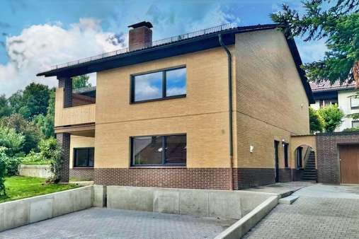 Außenansicht Zufahrtsbereich Außenansicht Zufahrtsbereich - Mehrfamilienhaus in 94469 Deggendorf mit 240m² kaufen