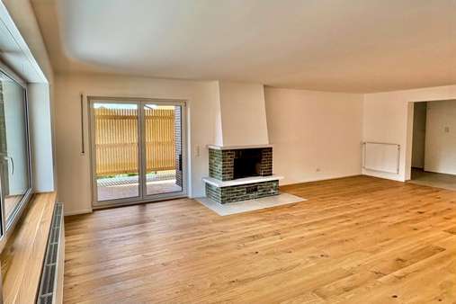 Wohung Nr. 3 Wohnzimmer mit Kachelofen und Zugang Balkon - Etagenwohnung in 94469 Deggendorf mit 86m² kaufen