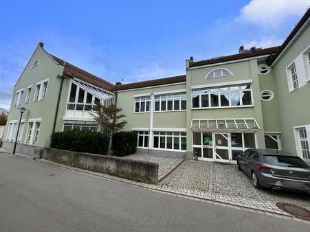 Seitenansicht / Nebeneingang - Bürohaus in 94447 Plattling mit 93m² kaufen