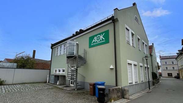 Zufahrt und Stellplätze - Bürohaus in 94447 Plattling mit 93m² kaufen