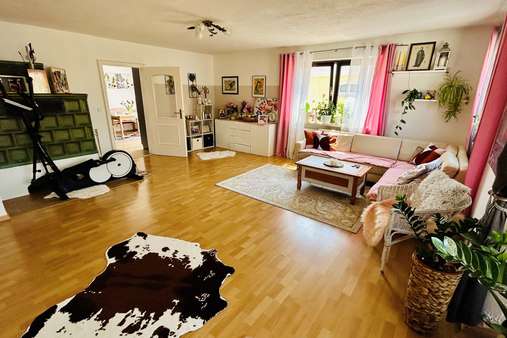 Wohnzimmer - Etagenwohnung in 94486 Osterhofen mit 109m² kaufen