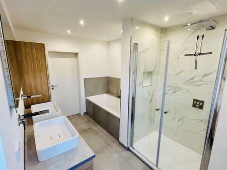 große Dusche und Badewanne - Etagenwohnung in 94491 Hengersberg mit 85m² kaufen