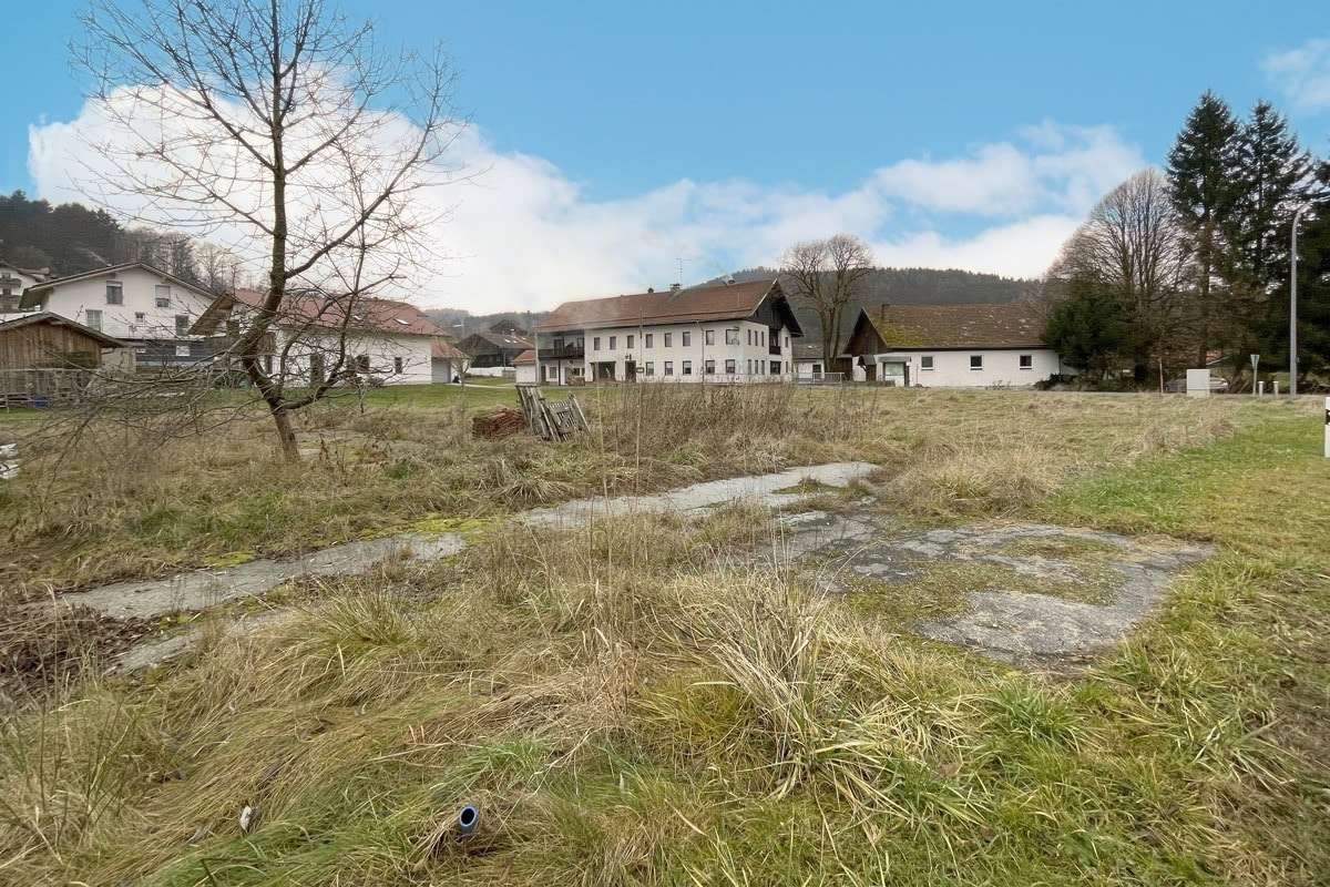 Baugrundstück mit denkmalgeschütztem Wohnhaus bei Kollnburg