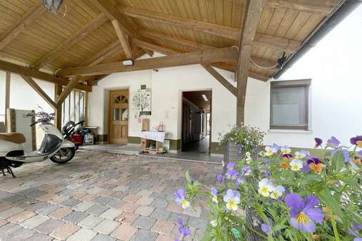 Carport/Eingangsbereich Carport/Eingangsbereich - Zweifamilienhaus in 94227 Lindberg mit 120m² kaufen