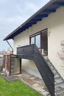 Treppe von der Wohnung zu Terrasse und Garten - Haus in 93471 Arnbruck mit 106m² kaufen