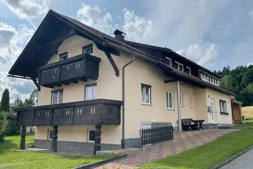 Großzügiges Wohnhaus in bester Lage in Böbrach