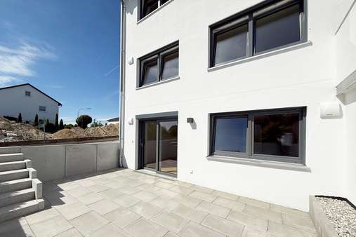 Terrasse der Souterrainwohnung - Mehrfamilienhaus in 94431 Pilsting mit 225m² kaufen