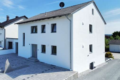 seitliche Ansicht - Erdgeschosswohnung in 94431 Pilsting mit 85m² kaufen