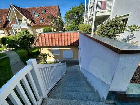 Treppenaufgang zur Wohnung (Hochparterre) - Erdgeschosswohnung in 94315 Straubing mit 58m² kaufen