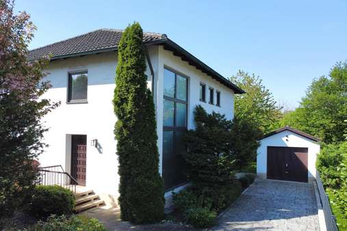 Eingang mit Garage - Einfamilienhaus in 84130 Dingolfing mit 146m² kaufen